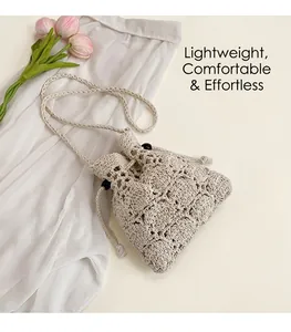Détail du sac seau au crochet beige avec perles en bois et bandoulière tissée