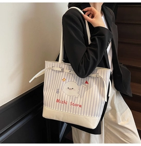 Détail du sac cabas à rayures marines avec imprimé phoque et fines lanières blanches