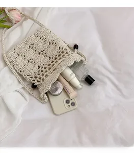Détail de l'intérieur du sac seau au crochet montrant la capacité pour cosmétiques