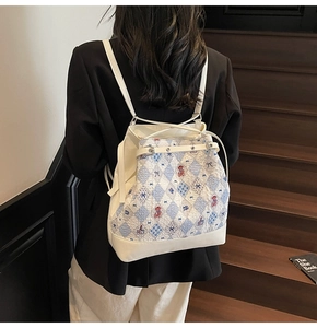 Détail d'un sac à dos seau imprimé avec motif argyle bleu et graphique bear story
