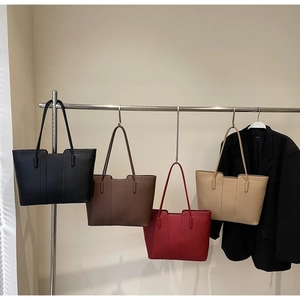 Détail de grands sacs fourre-tout en quatre couleurs montrant le cuir et les coutures