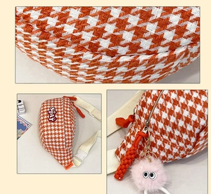 Détail du sac bandoulière pied-de-poule avec cordon orange et porte-clé en peluche rose