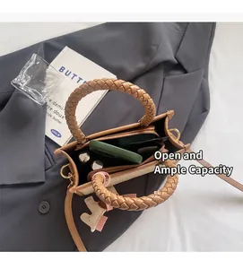 Vue détaillée de l'intérieur du sac caramel avec compartiments spacieux et anse tressée