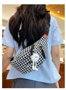 Détail du sac bandoulière pied-de-poule avec charm peluche et sangle nylon