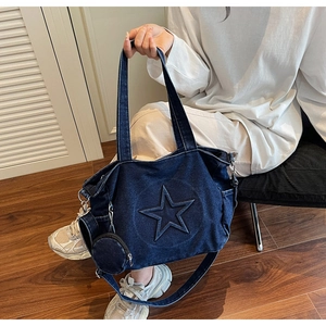 Sac fourre-tout en denim bleu foncé avec motif étoile en relief et mini porte-monnaie