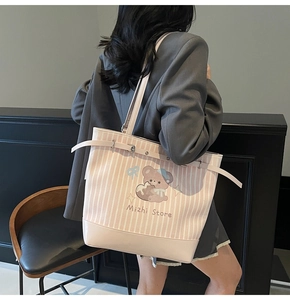 Détail du sac cabas à rayures roses et blanches avec illustration d'ours mignon