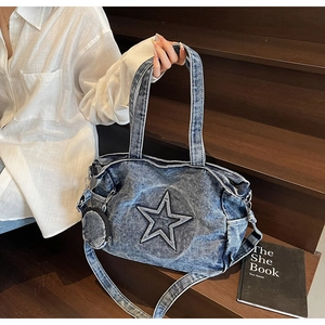 Détail du sac cabas en jean bleu délavé avec motif étoile et mini pochette amovible ronde