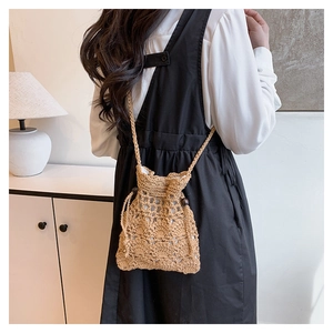 Détail du sac seau ajouré tissé main avec cordon de serrage et perles en bois
