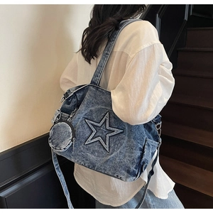 Détail du cabas en jean vintage avec broderie étoile et petit porte-monnaie rond