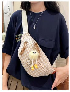Détail du sac bandoulière pied-de-poule avec charm peluche jaune et écusson Star