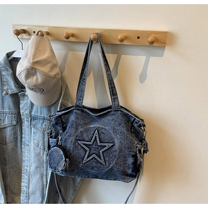 Détail du sac cabas rétro en jean bleu avec couture étoile et mini pochette ronde