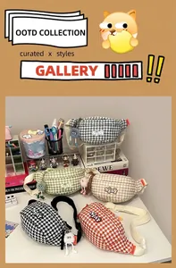 Détail du sac bandoulière pied-de-poule coloré avec broderie STAY et charm en peluche