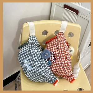 Détail de sacs bandoulière avec motif pied-de-poule en vert et orange avec charm en peluche