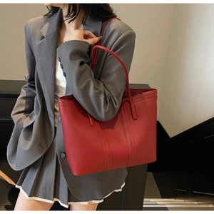 Gros plan sur le sac cabas rouge foncé en cuir grainé avec détails de couture raffinés
