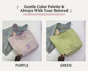 Détail de sacs cabas en toile à carreaux violets et verts avec broderie de chiot mignon
