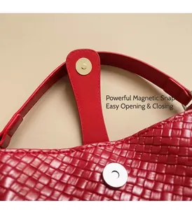 Détail du sac à main rouge tressé avec un fermoir magnétique argenté puissant