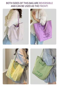 Détail d'un sac cabas en toile avec motif chien et slogan en violet et vert clair