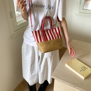 Detail of red stripe canvas and straw拼接 summer tote bag with red top handles