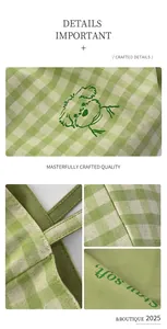 Détails de broderie de chien et texte Stay Soft sur un sac fourre-tout à carreaux vert