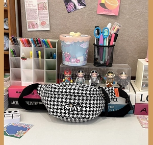 Détail du sac bandoulière pied-de-poule avec patch STAY et sangle en nylon réglable