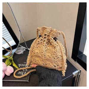 Détail du motif ondulé ajouré crocheté à la main sur le sac seau kaki à cordon