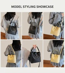 Détails du sac seau tressé montrant les styles bandoulière et épaule en beige et noir
