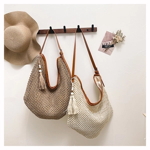 Détails de sacs fourre-tout tressés marron et beige avec pompons pour vacances à la plage