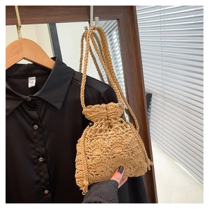 Détail du sac seau ajouré tissé main avec cordon de serrage et perles en bois naturel
