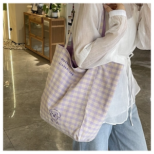 Détail du sac cabas en toile à carreaux violets avec broderie de chien et texte Hello little dog