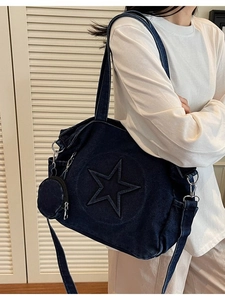 Sac cabas en jean bleu avec gaufrage étoile et porte-monnaie porté en bandoulière