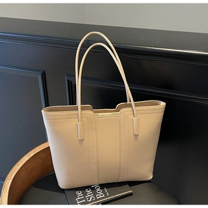 Détail du cabas beige montrant la texture grainée de qualité et le zip doré brillant