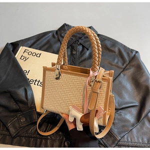 Détail du sac à main tissé beige avec poignée tressée camel et charm petit cheval