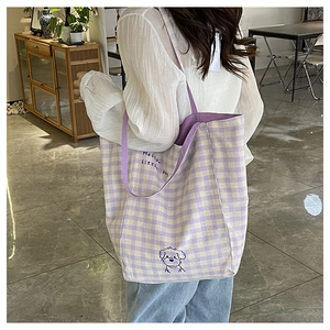 Détail du sac cabas en toile à carreaux violets avec petit chien et bandoulière large