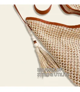 Vue détaillée du sac de plage tressé à la main avec bordure en cuir brun et gland