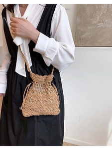 Sac seau en paille crocheté à la main avec cordon de serrage et perles en bois