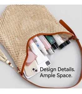 Vue de dessus d'un sac cabas en paille avec intérieur spacieux pour cosmétiques et anses
