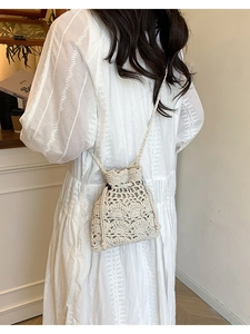 Sac seau beige en crochet ajouré avec cordon de serrage et motif ondulé à la main