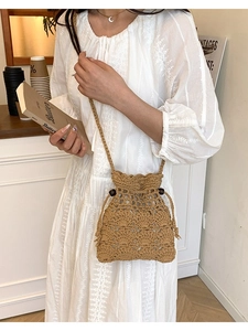 Sac seau au crochet kaki fait main avec motif ajouré vintage et cordon de serrage
