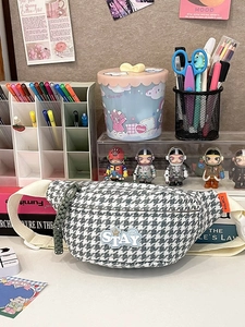 Sac de Poitrine en Nylon à Motif Pied-de-poule pour Femmes Sac à Bandoulière Polyvalent Avec Pendentif en Peluche Voyage