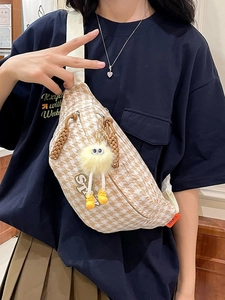 Sac de poitrine chic à motif pied-de-poule avec patch étoile et breloque peluche