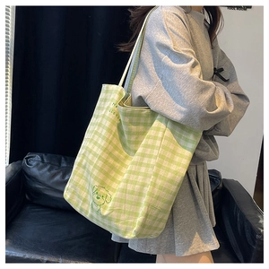 Vue détaillée du sac cabas à carreaux verts et blancs avec illustration de petit chien