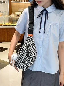 Sac bandoulière pied-de-poule noir et blanc avec sangle réglable et pendentif peluche