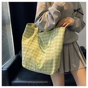 Détail du sac cabas à carreaux verts avec broderie chiot et design décontracté pour femme
