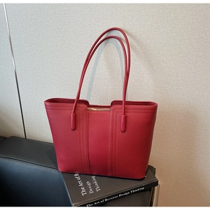 Détail du sac cabas rouge en cuir grainé litchi avec texture fine et coutures