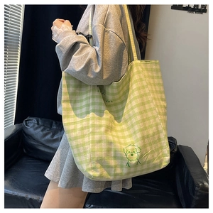 Vue latérale du grand sac cabas en toile vichy vert avec imprimé chien sur un modèle
