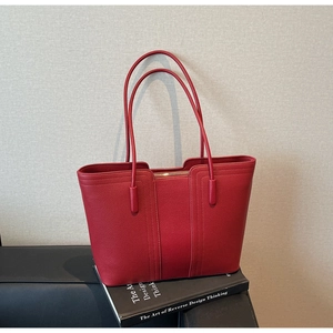 Détail du sac cabas rouge en cuir texturé avec fermeture éclair dorée et couture