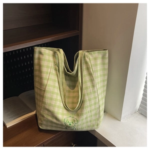 Détail du sac fourre-tout en toile à carreaux vert et blanc avec motif chien mignon