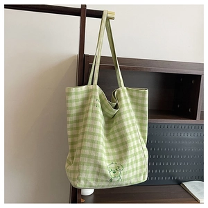 Détail du sac cabas en toile à carreaux verts et blancs avec broderie chien et poignée