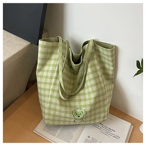 Détail du sac cabas en toile à carreaux vert et blanc avec un imprimé graphique de chien