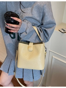 Sac seau tissé minimaliste grande capacité avec bandoulière en style décontracté chic